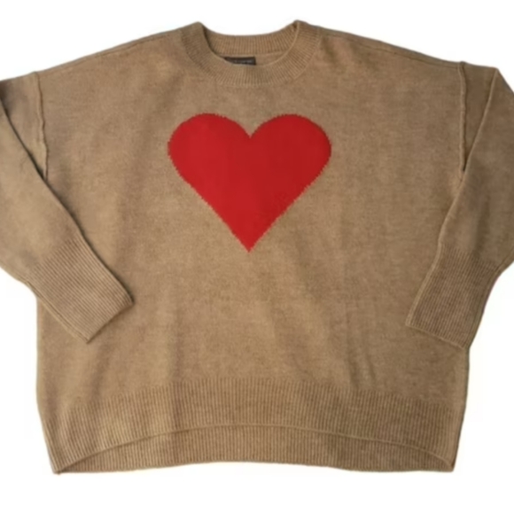 Vince Camuto Oversized Heart Sweater. - Picture 9 of 9